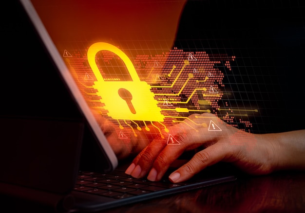 Cibercrimen Sistema de seguridad de la red de Internet Ataques en línea globales Hacker y privacidad Conceptos de protección de datos digitales Cerrojo de seguridad con iconos de advertencia y mapa del mundo en la pantalla de la computadora portátil