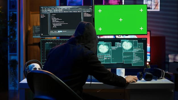 El cibercriminal hackea usando una PC de pantalla verde y obtiene un error crítico