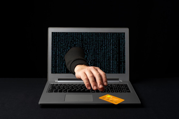 Foto un ciberdelincuente que accede a través de una computadora portátil para robar la tarjeta de crédito de un comprador en línea estafas por internet
