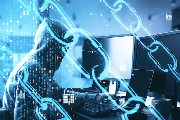 Ciberseguridad y concepto de comunicación global con código binario de cadena digital y bloqueos en silueta de hacker con fondo de computadora portátil y computadora