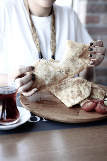 Ciborek es un pastel tradicional de la cocina turca Ciborek es un borek en forma de media luna relleno de