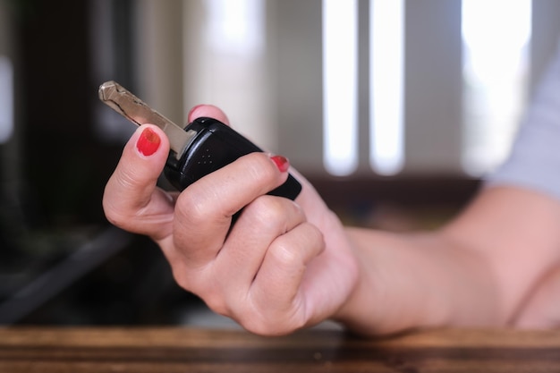 Foto cicatrizarse, mano, de, un, valor en cartera de mujer, un, llave de coche