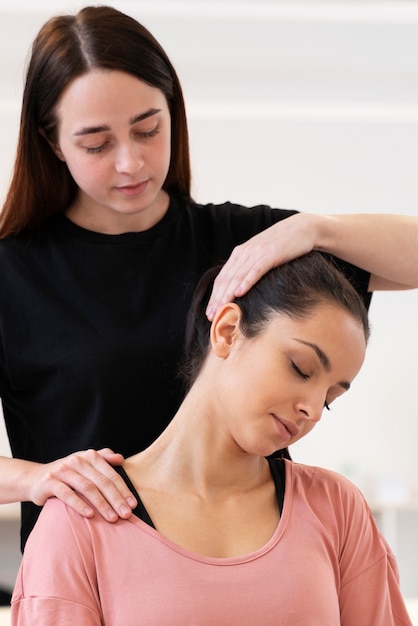 Foto cicatrizarse, mujer, estirar el cuello