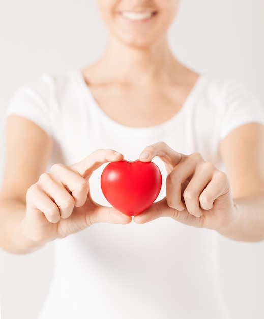 Foto cicatrizarse, de, mujer, manos, con, corazón