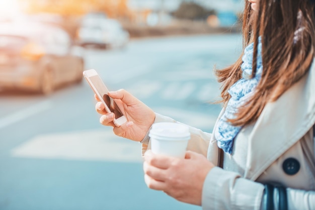 cicatrizarse, de, mujer de negocios, utilizar, teléfono inteligente