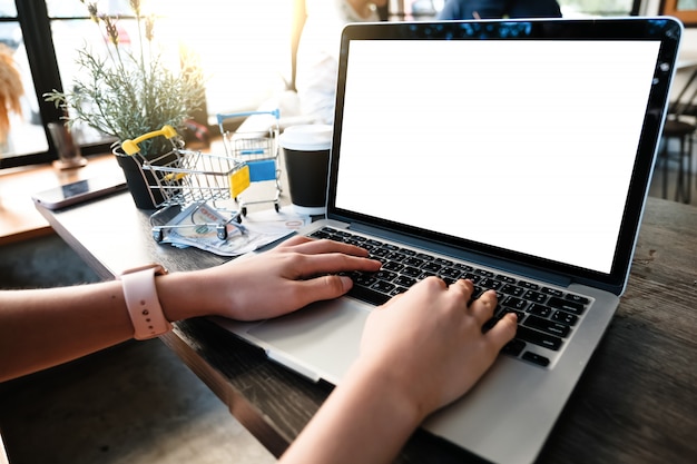 Foto cicatrizarse, de, mujer, usar la computadora portátil