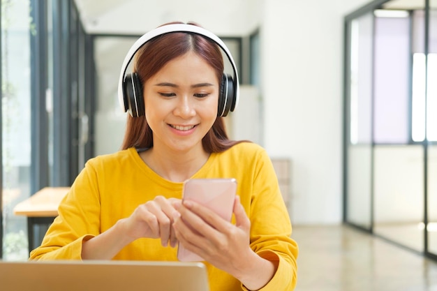 cicatrizarse, de, mujer, utilizar, teléfono móvil