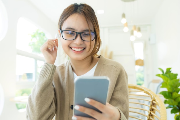 cicatrizarse, de, mujer, utilizar, teléfono móvil