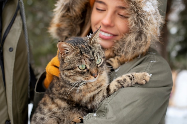 Foto cicatrizarse, sonriente, valor en cartera de mujer, gato