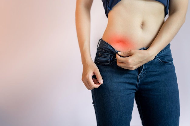 Cicatrizes femininas causadas por cirurgia abdominal, como apendicite Conceito de cuidados de saúde