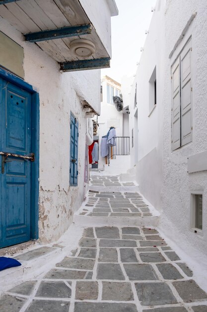Foto cícladas grecia isla de ios nios chora edificios encalados y estrecho callejón de adoquines