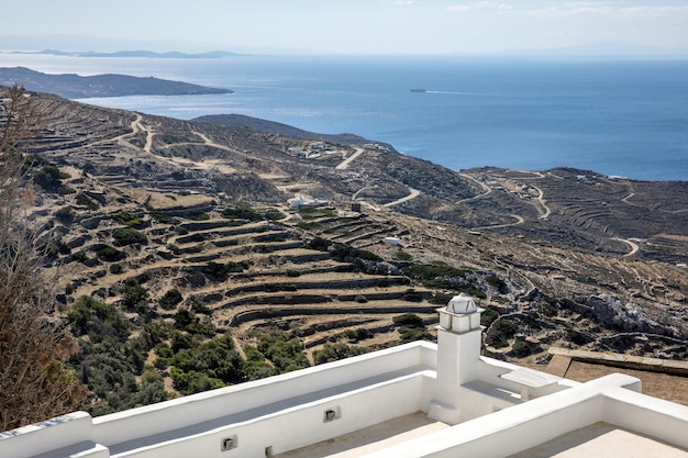 Cíclades Grécia Tinos Ilha grega telhado de casa branca sobre o mar azul e vista aérea do céu