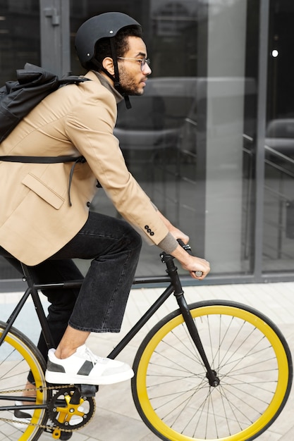 Foto ciclismo adulto jovem para trabalhar na cidade