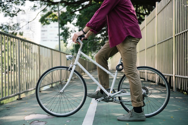 Foto ciclismo casual en un parque