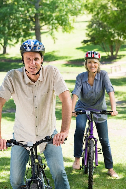 Foto ciclismo de casal no parque