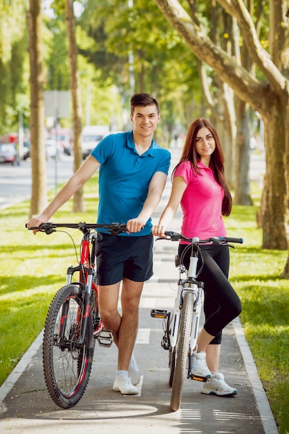 Ciclismo joven pareja.