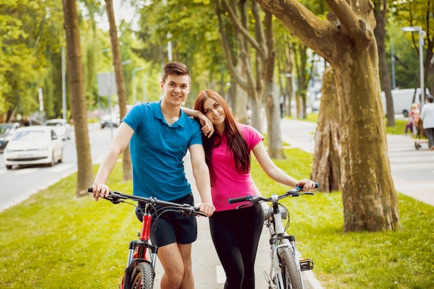 Ciclismo joven pareja.