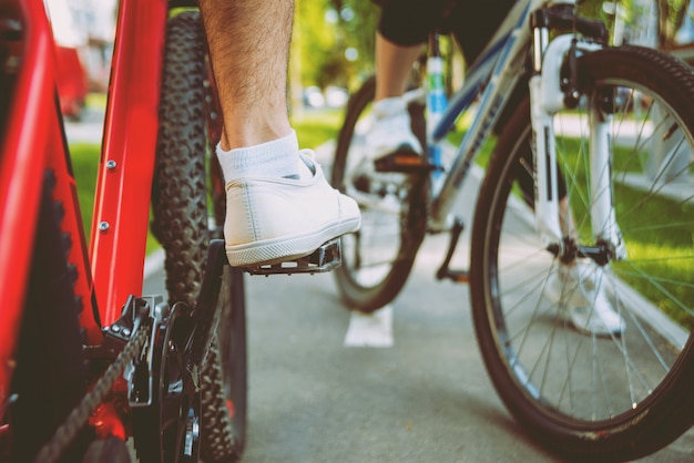 Ciclismo joven pareja.