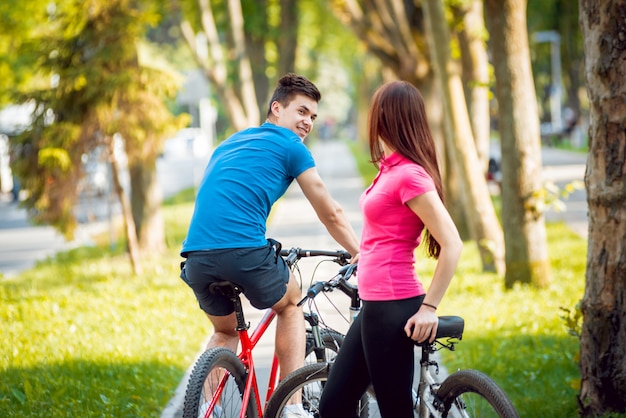 Ciclismo joven pareja.