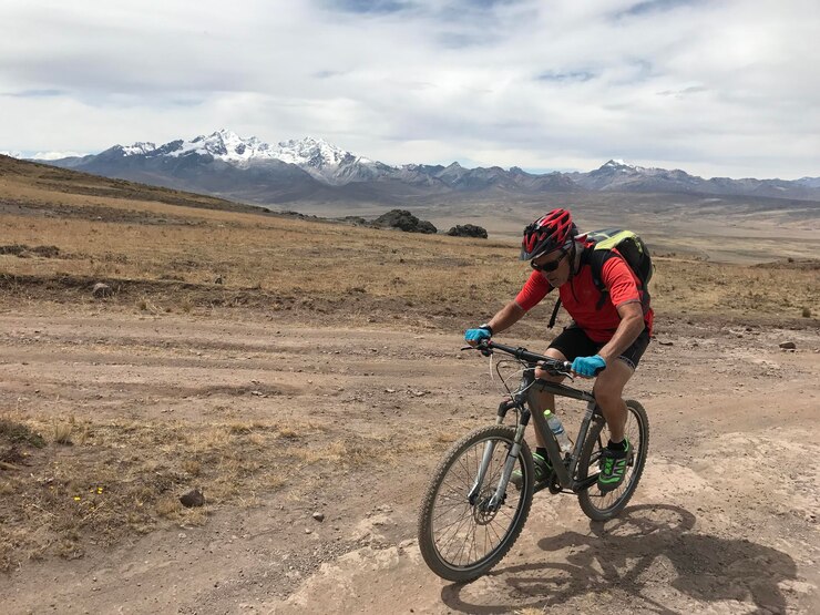 Ciclista en la ancha llanura por un camino escabroso
