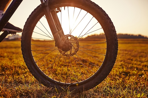 Ciclista andando de bicicleta na trilha na floresta. Homem andando de bicicleta na trilha de enduro. Motivação e inspiração da aptidão do esporte. Conceito de esporte radical. Foco seletivo. foto de alta qualidade