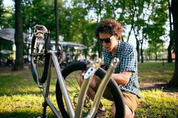 Ciclista andando em um parque da cidade.