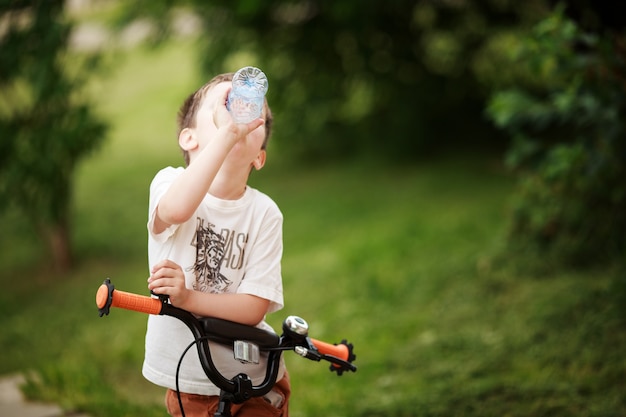 El ciclista bebe agua