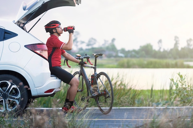 Foto ciclista beber água depois de andar de bicicleta