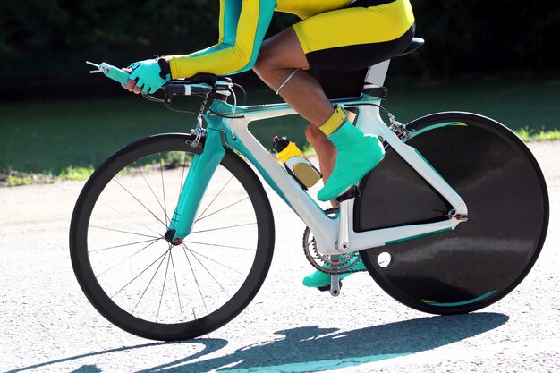 Ciclista en bicicleta por la carretera. deporte y salud