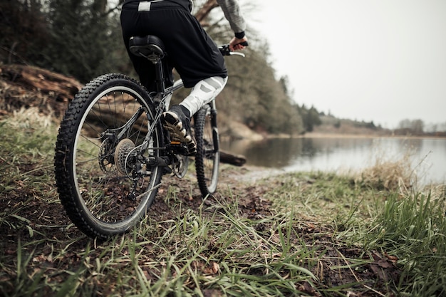 Ciclista, bicicleta equitação, perto, a, lago