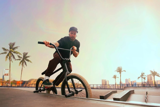 El ciclista de BMX está realizando trucos