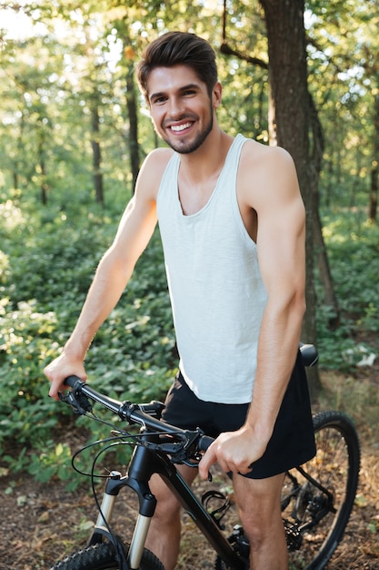 Ciclista en bosque