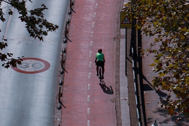 Ciclista en la calle bicicleta modo de transporte en la ciudad de Bilbao España