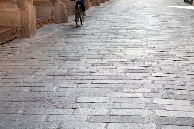 Foto ciclista en la calle, bolonia, italia