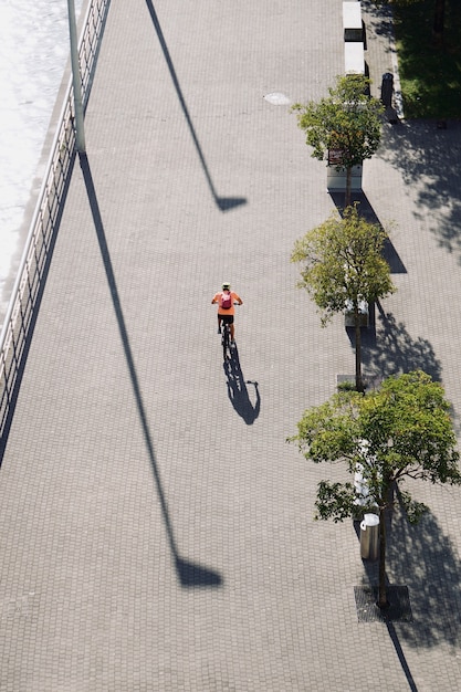 Ciclista en la calle en la ciudad de bilbao, españa