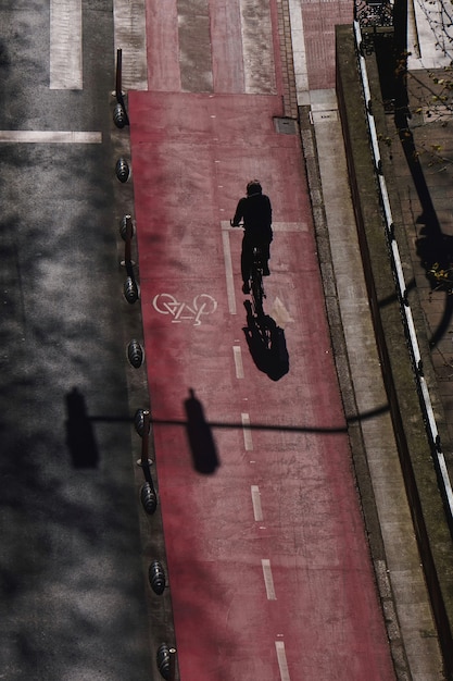 Ciclista en la calle en la ciudad de Bilbao España