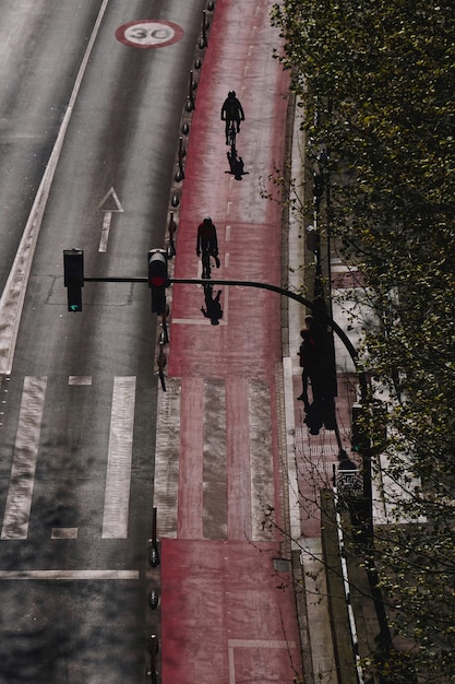 Ciclista en la calle en la ciudad de Bilbao España