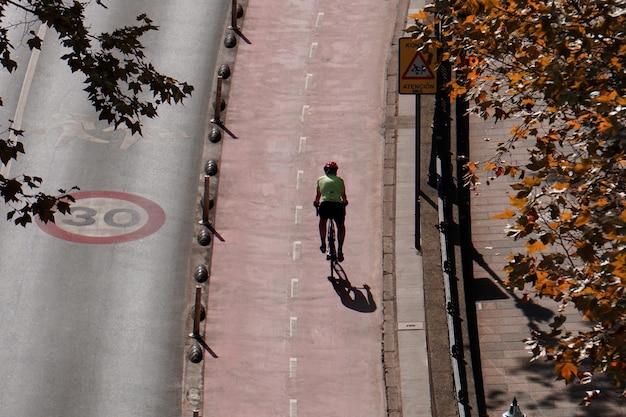 Ciclista en la calle modo de transporte en bicicleta en la ciudad de Bilbao, España