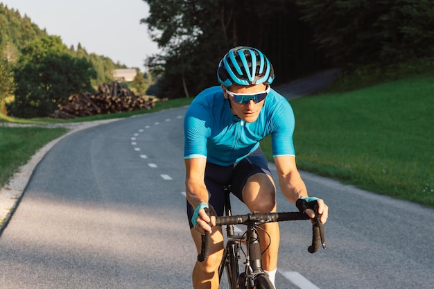 Ciclista de carreras con los brazos rectos y las manos en las gotas