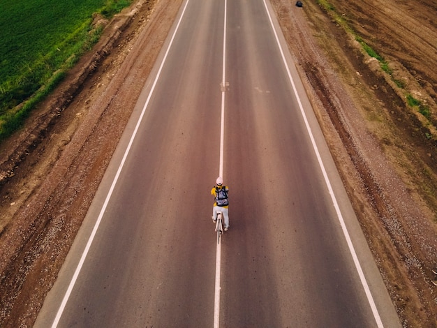 Ciclista en la carretera. Estilo de vida activo