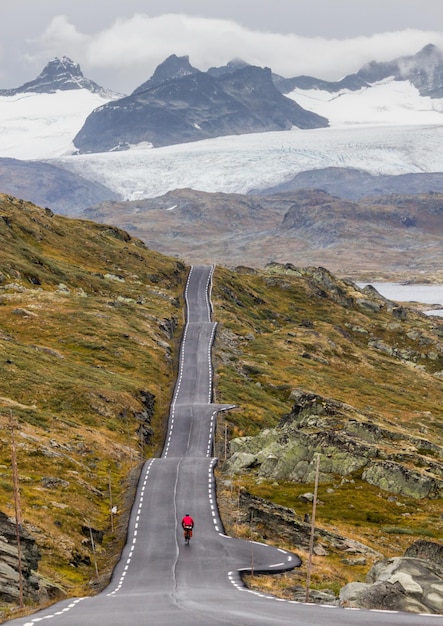 Ciclista en carretera de montaña en Noruega