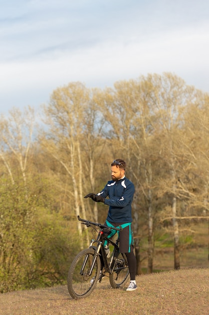 Ciclista cavalga pela floresta