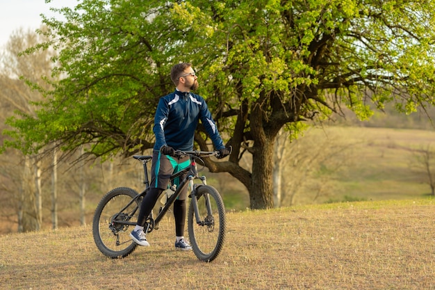 Ciclista cavalga pela floresta