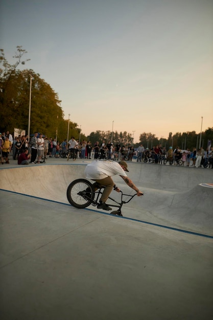 Ciclista ciclista extremo realiza acrobacias en un parque de skate