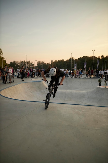 Ciclista ciclista extremo realiza acrobacias en un parque de skate