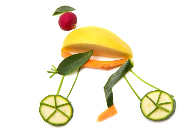 Ciclista com moto feita com frutas e legumes