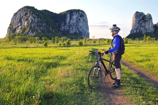 ciclista com uma bicicleta no sol