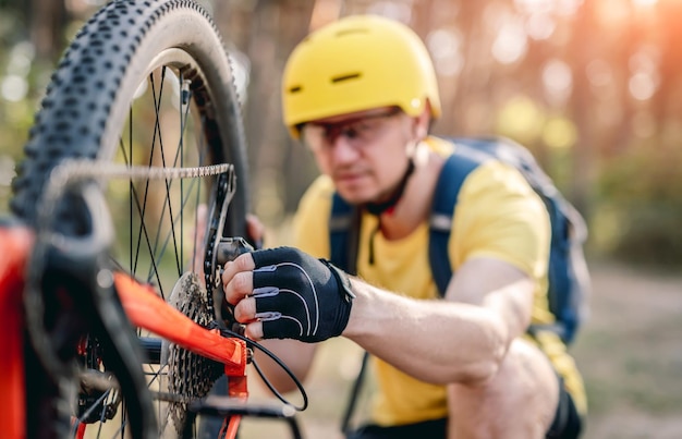 Ciclista comprobando el defecto del plato