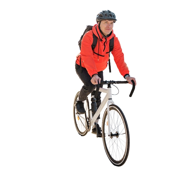 Ciclista concienzudo con una chaqueta roja y casco viajando en una bicicleta blanca aislada en una blanca