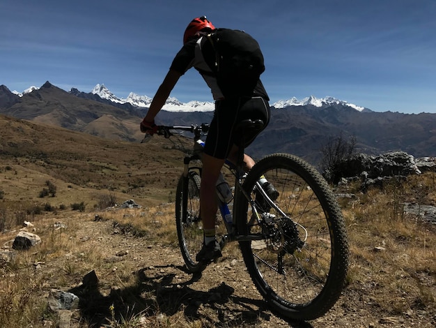 Ciclista conduccion de espaldas